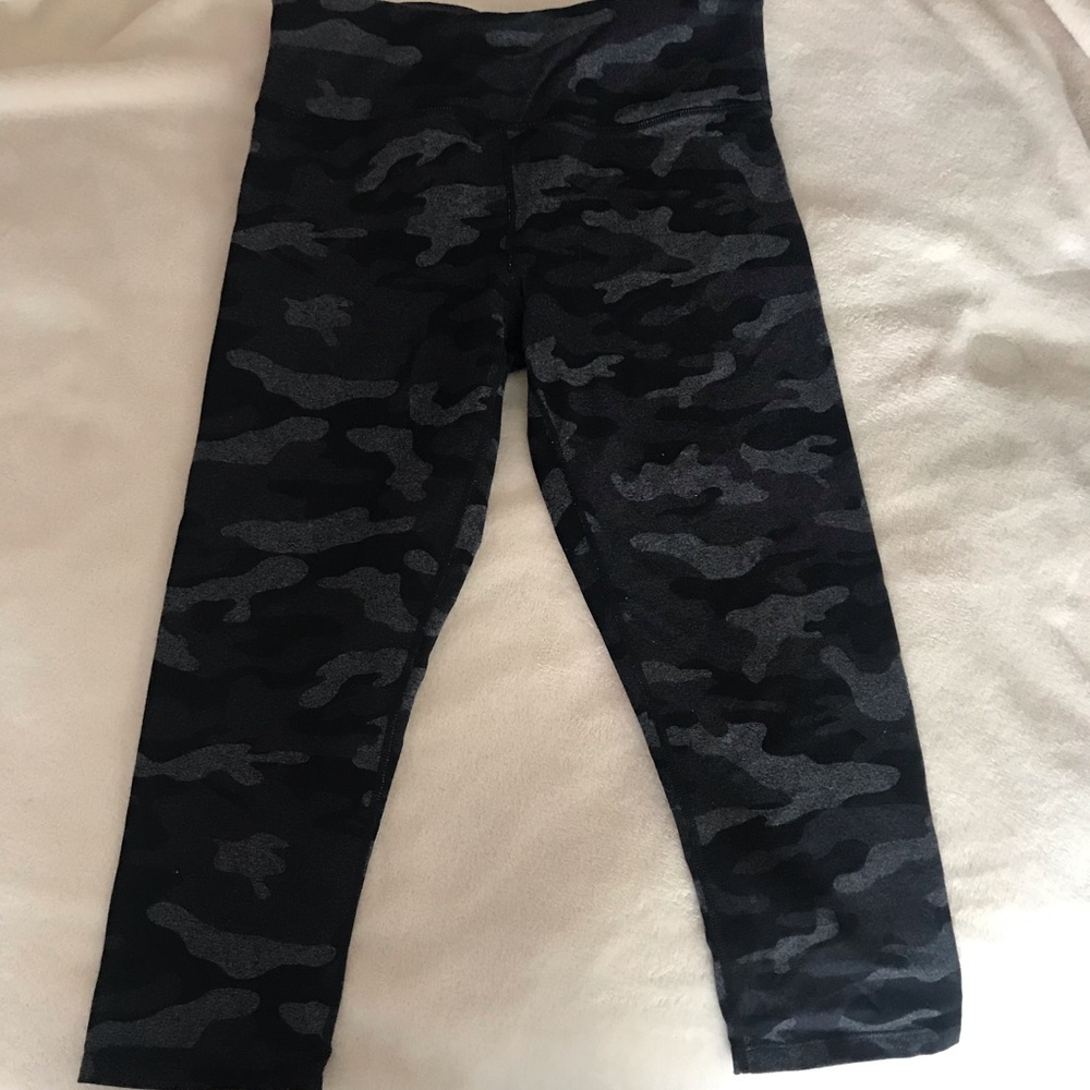Calvin Klein Camo performance stretch capris